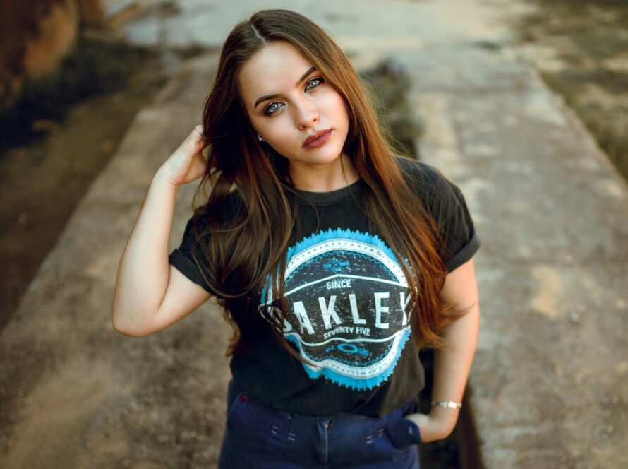 photo of woman wearing t shirt